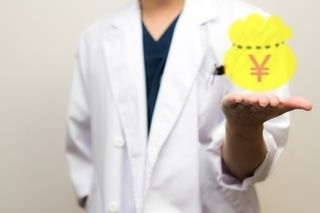 急な病気やケガで欠勤に。それでも給与の約3分の2が支払われる「傷病手当」とは