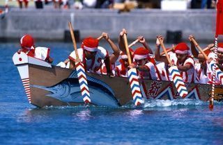 港へ飛び込みスイカをget！大盛り上がりの「糸満ハーレー」