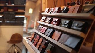 彼へのプレゼントにピッタリ「オーダーメイド皮製品」財布が人気！