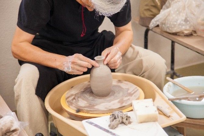 日常を忘れるロクロ時間いかが?福岡市内で陶芸体験に挑戦!