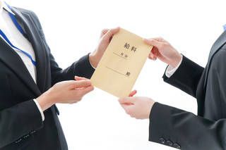 高卒・大卒の初任給の差は平均4万円、初任給の使い道1位は？