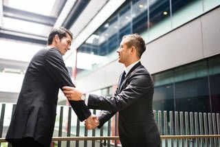 30代給与いくら？サラリーマンの平均年収・中央値を年代別、業種別調査！