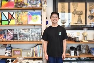 昼はコーヒー店店長、深夜は食堂のマスター。世界の食に魅了され続ける、料理男子の夢とは？