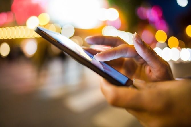 その症状「スマホたるみ」かも!正しい姿勢と対処法は