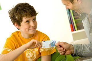 小学生で1000円は多い？子供のお小遣い平均相場は？何歳からあげる？