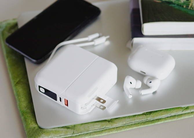 普段使い＋防災セットとして備えておきたい、1台5役のモバイルバッテリー。