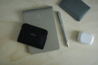 クラフトとミニマルの融合。新年は、上質なニューウォレットと共に。