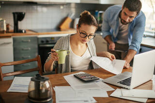 共働き世帯は7割超！共働き世帯の世帯年収と貯蓄が増えないワケ