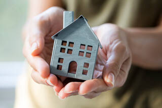 自宅が被災、住宅ローン返済どうなる？火災・地震保険の補償範囲は