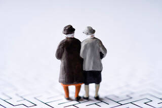 別居で年金暮らしの両親を扶養に入れられる？気を付ける点は