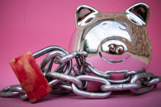 亡くなった家族の口座が凍結！その理由と解除する方法は？