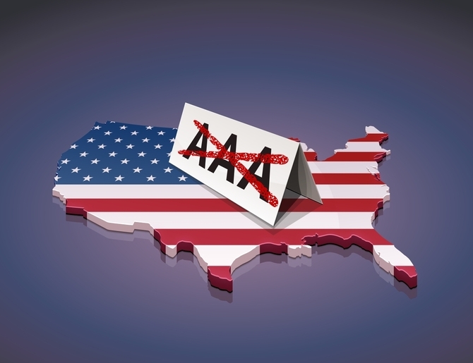 米国の信用格付けがついに最上位割れで黄信号?—米現地報道は