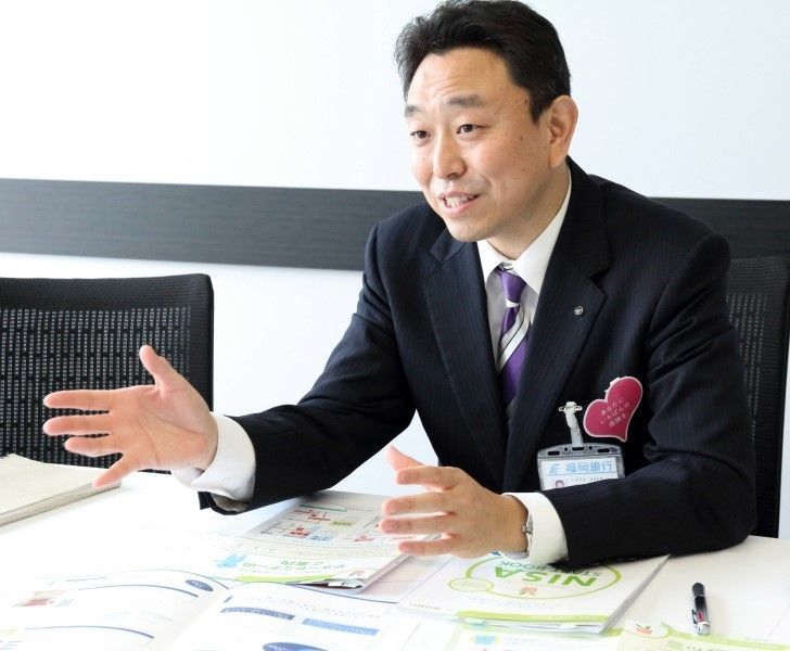 取材中の福銀・井上さん