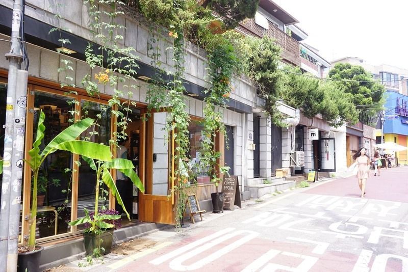 梨泰院の裏通りに建ち並ぶ路面店