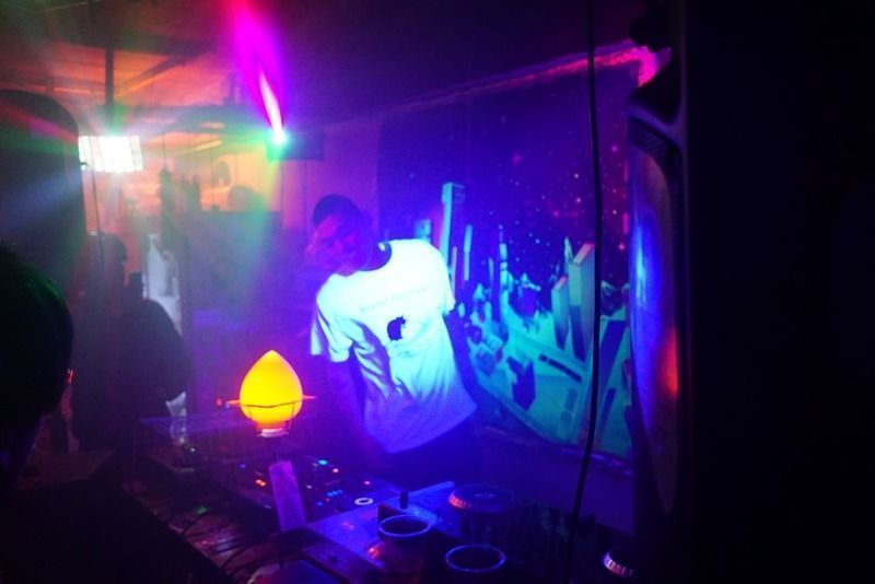 梨泰院には数々のクラブやバーがひしめきあっている