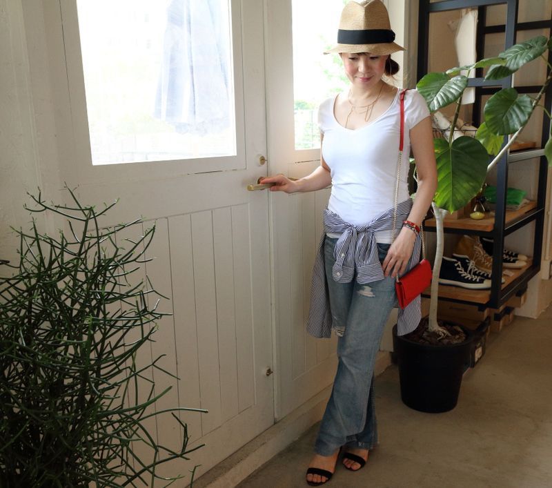 Tシャツとデニムに赤