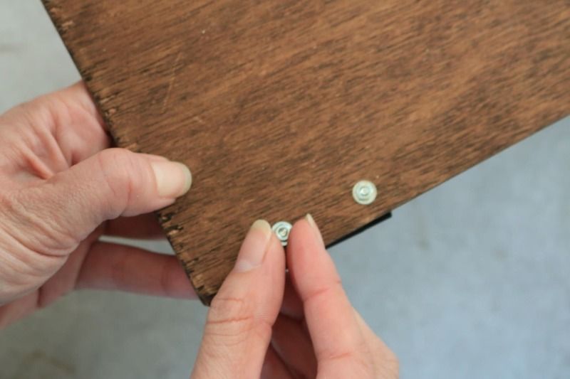 鍋小ねじで固定