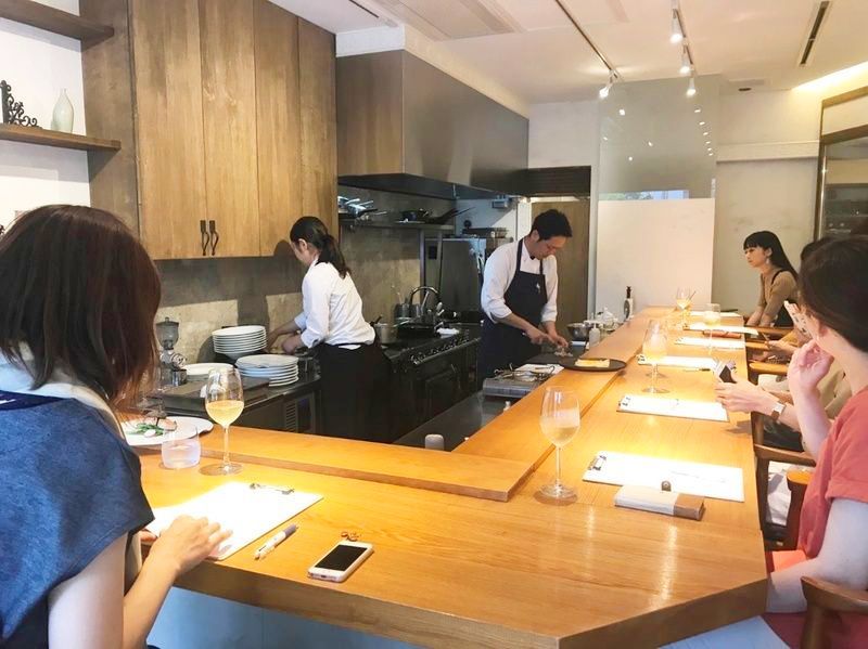 店内で学ぶ八波さん