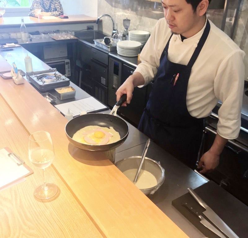 シェフが料理する姿