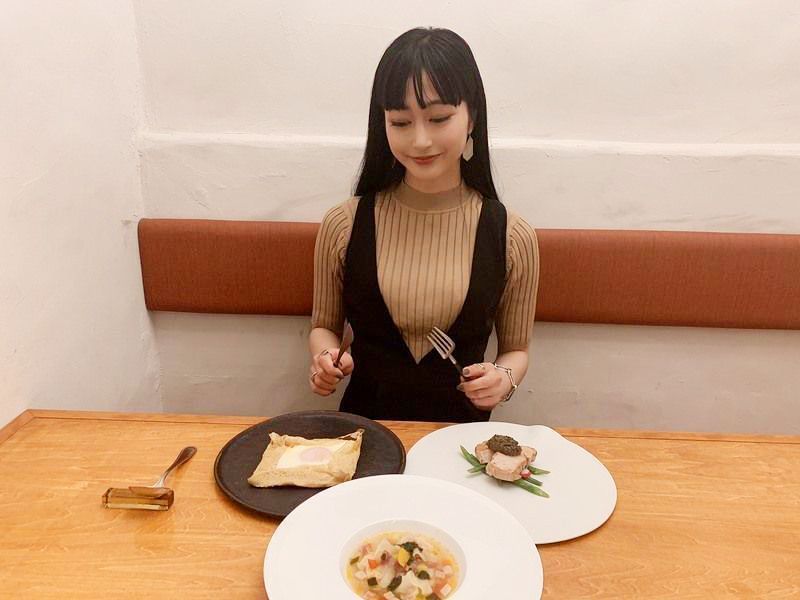 ランチを食べる八波さん