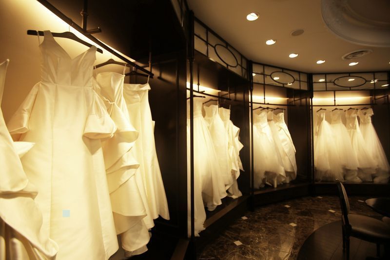 ドレスがいっぱいの店内