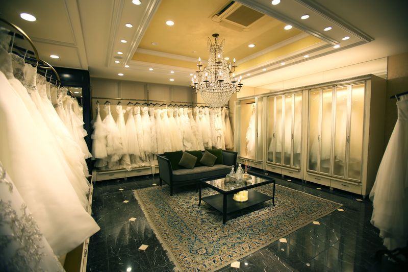 ドレスがいっぱいの店内