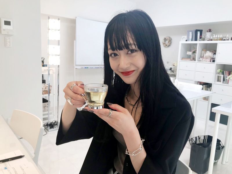 八波さんが試飲する