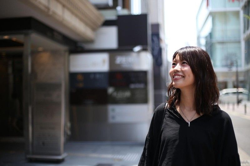 ショップの前に立つ津田さん