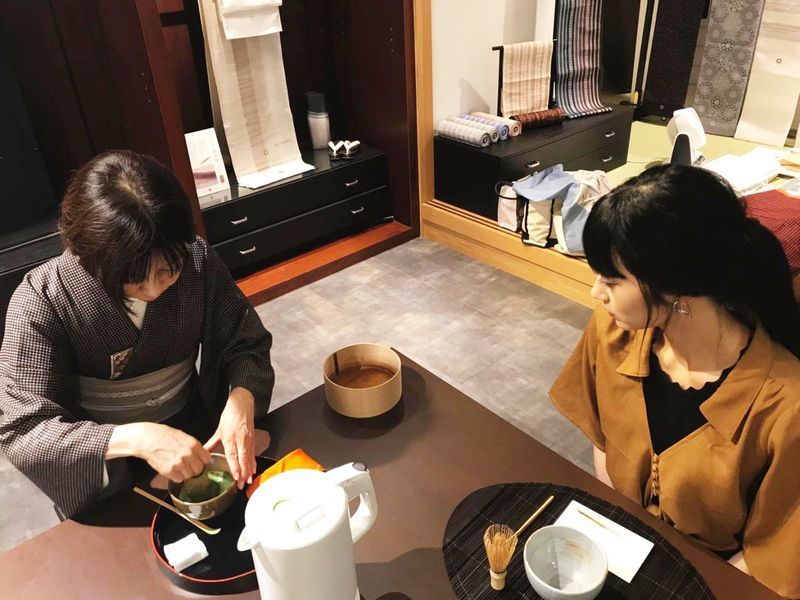 自分でお茶をたてる