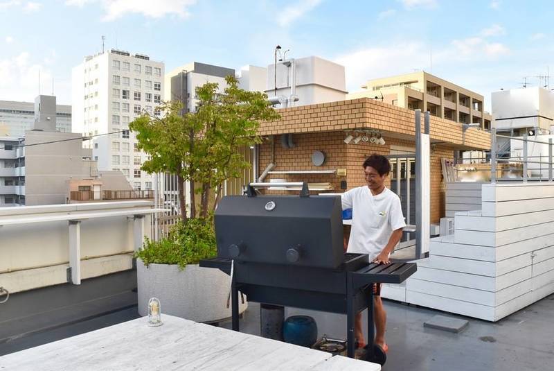 BBQする中村圭一さん画像