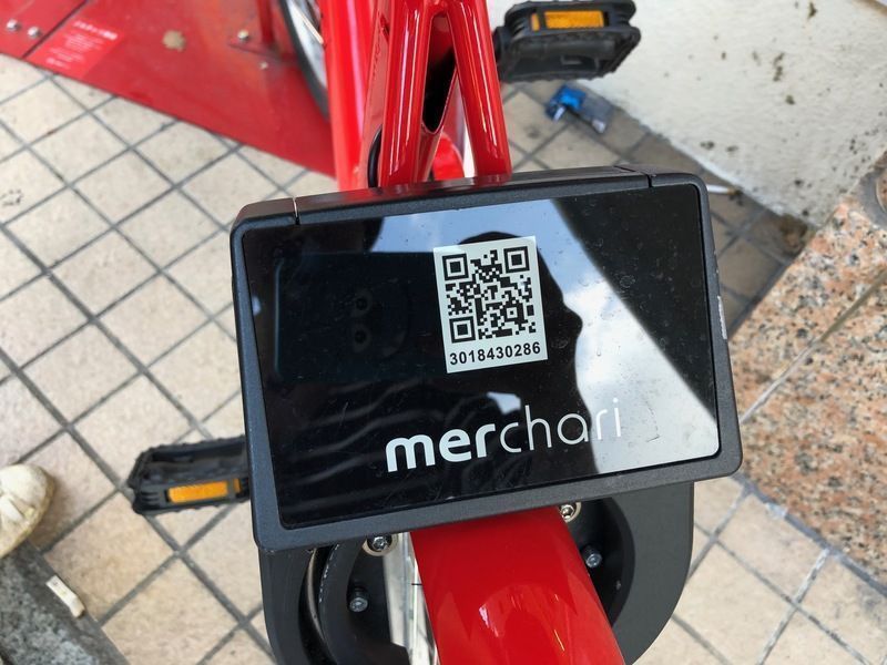 座席後ろのQRコード