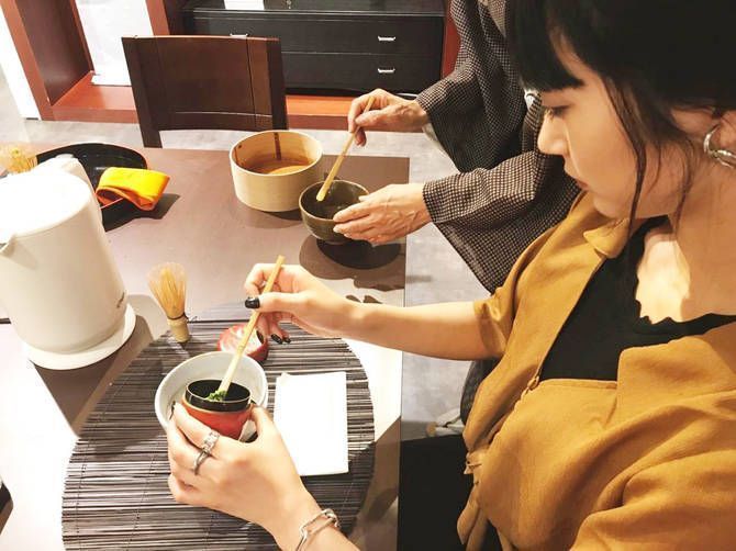 テーブル茶道の講座中画像
