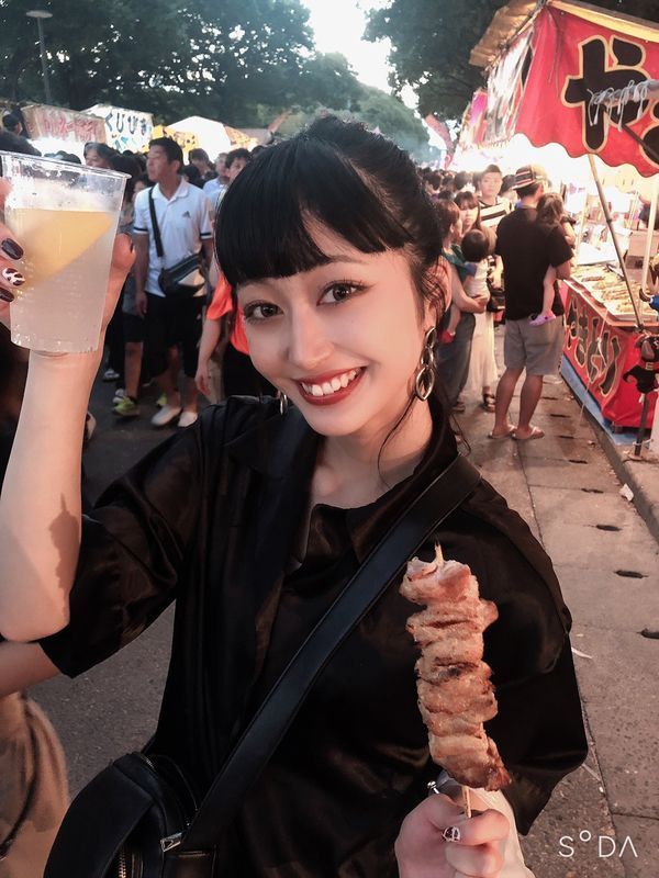 ビールと焼き鳥を持つ八波さん