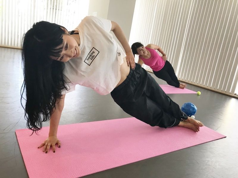 右手で支える八波さん