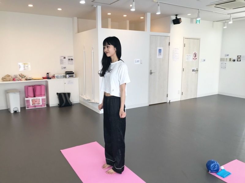 マットの上に立つ八波さん