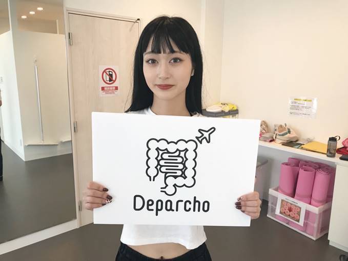 「Deparcho」を持つ八波さん
