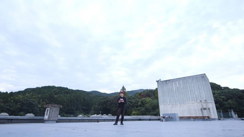 廃校と樋口さんの画像