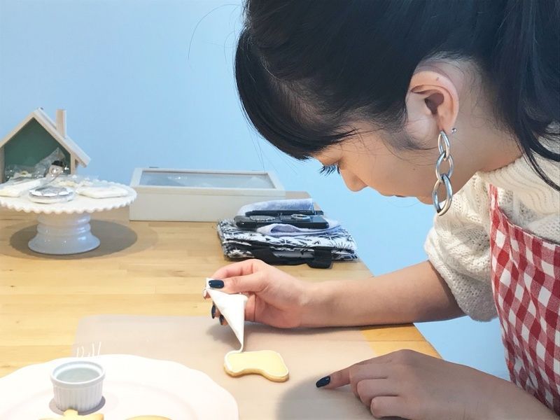 クッキーのふちをなぞる八波さん