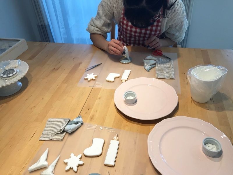 アイシングの土台を作る八波さん