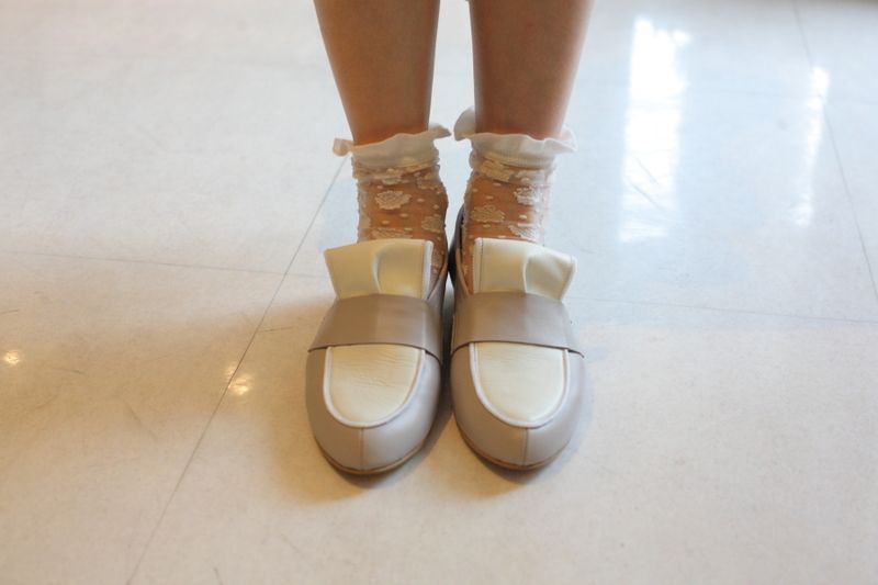 グレー×白ローファー