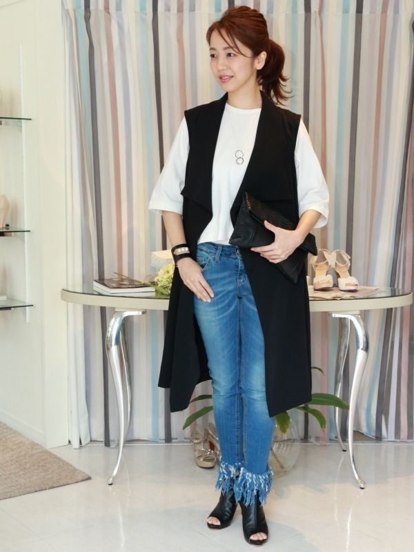 白のトップス＋デニムに黒の小物をプラス