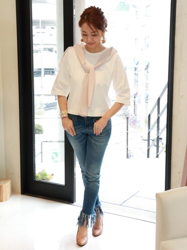 白のトップス＋デニムにベージュのパンプス
