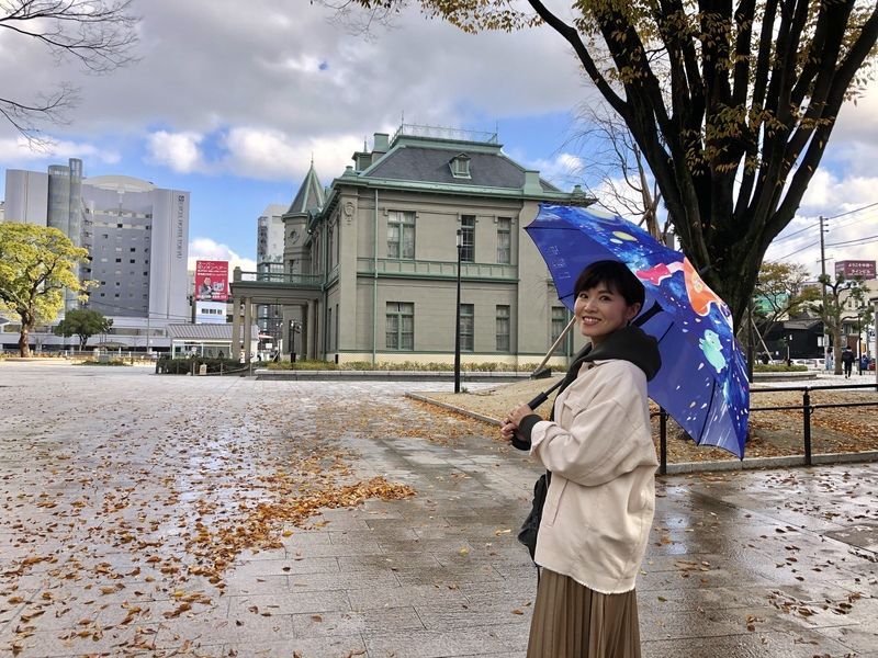 アイカサをさす山口さん