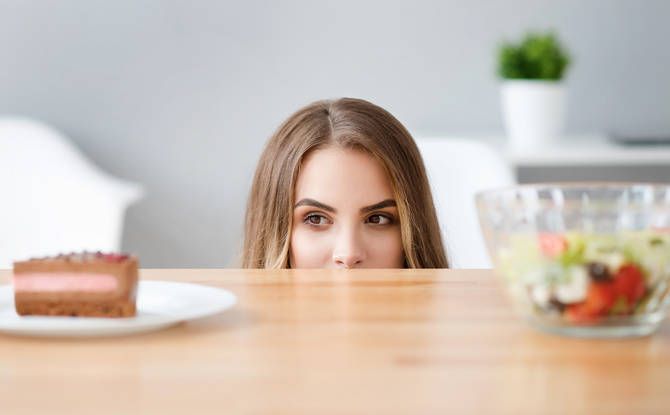 ケーキを見つめる女性