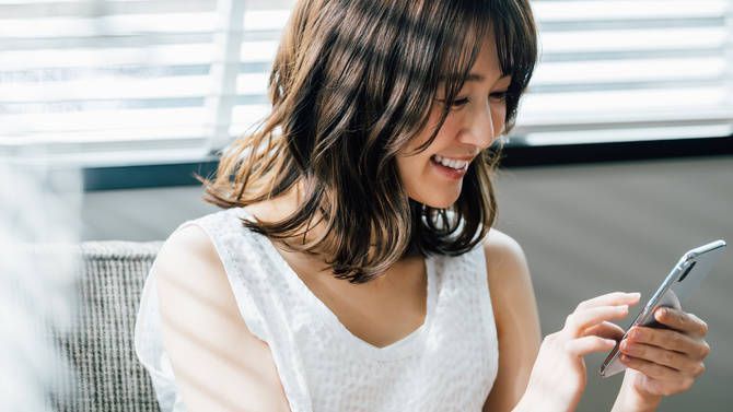 スマホを操作する女性