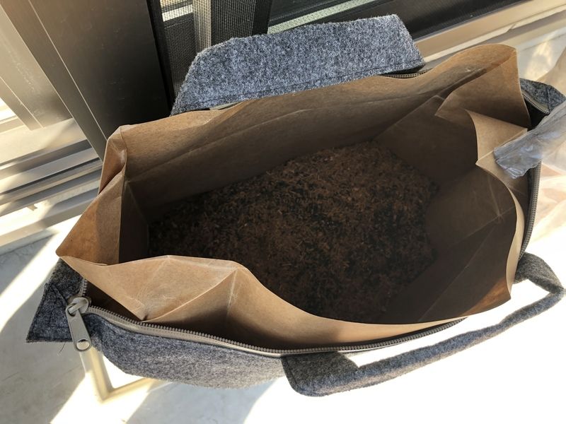 基材を紙袋に入れる