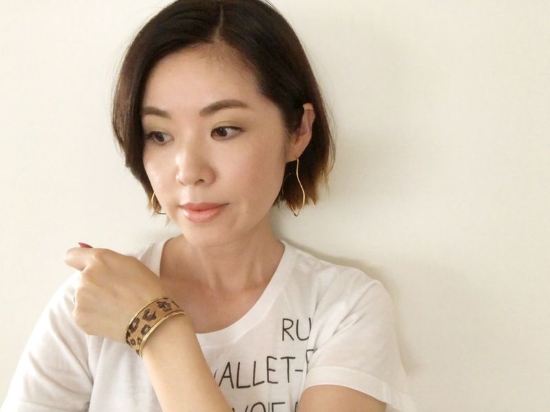 レオパード柄レザーバングルとピアス