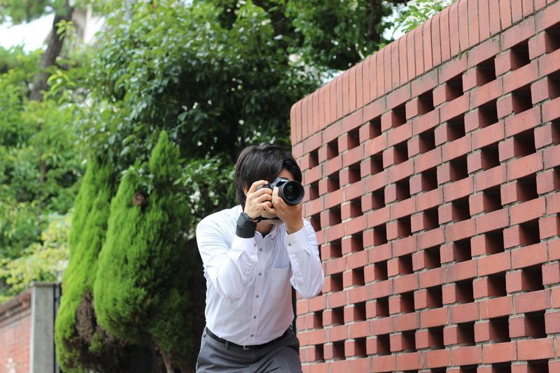 カメラを構える