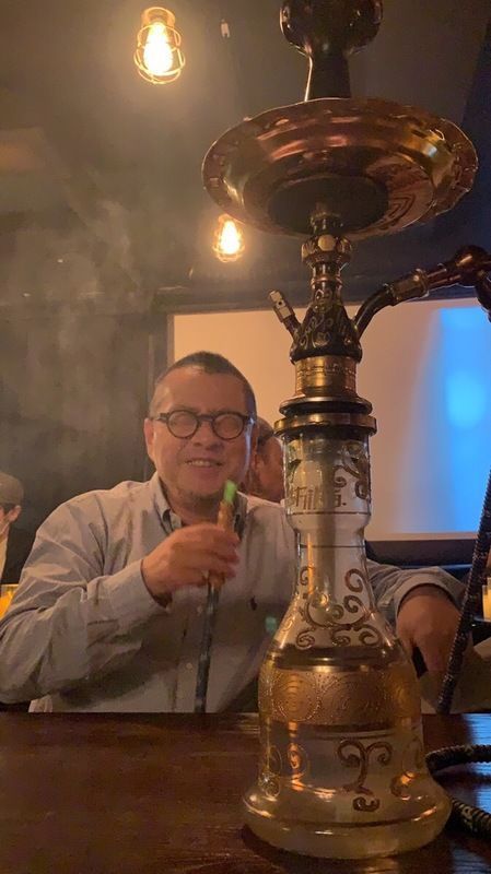 シーシャを吸う中村さん