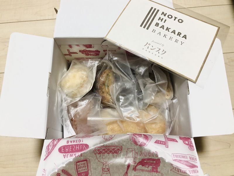 段ボールに詰まったパン